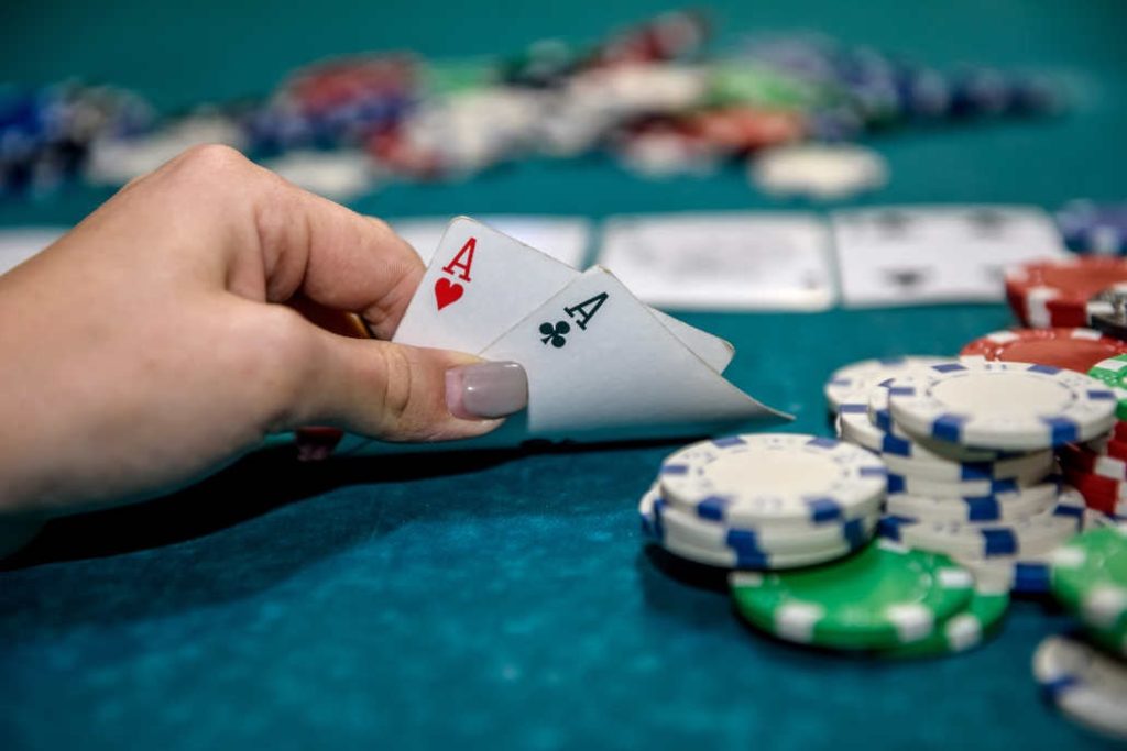 Xì Dách Bao Nhiêu Là Đủ Tuổi? Hướng Dẫn Cách Chơi Bài Xì Dách Chi Tiết 3 Poker side pot