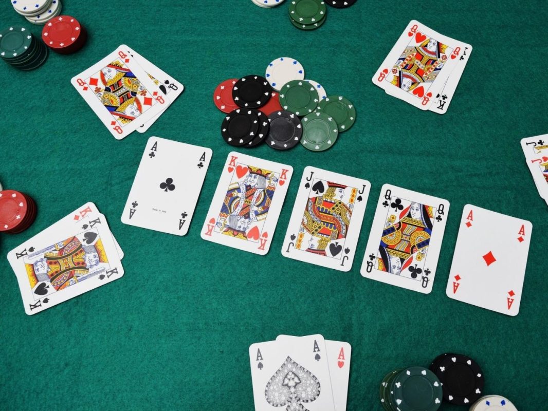 Kinh nghiem choi Poker khi so huu thung pha sanh va tu quy