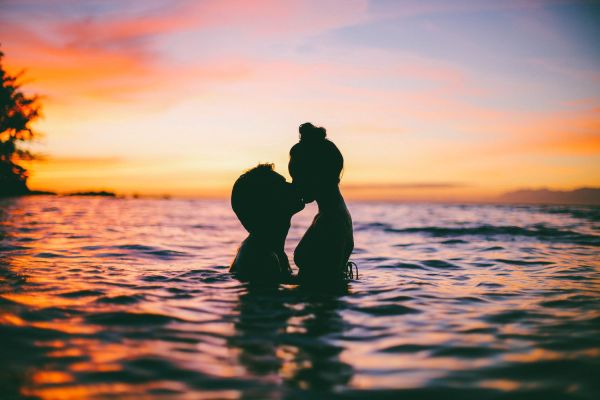 Giải mã giấc mơ: Mơ thấy hôn nhau là điềm gì? Đánh con gì đẹp?