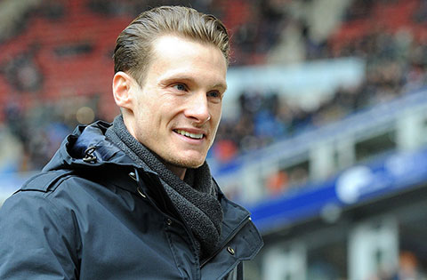 Marcell Jansen treo giầy làm marketing