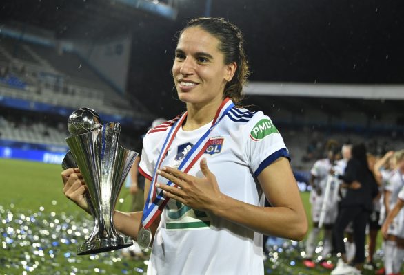 amel majri avec l un des nombreu