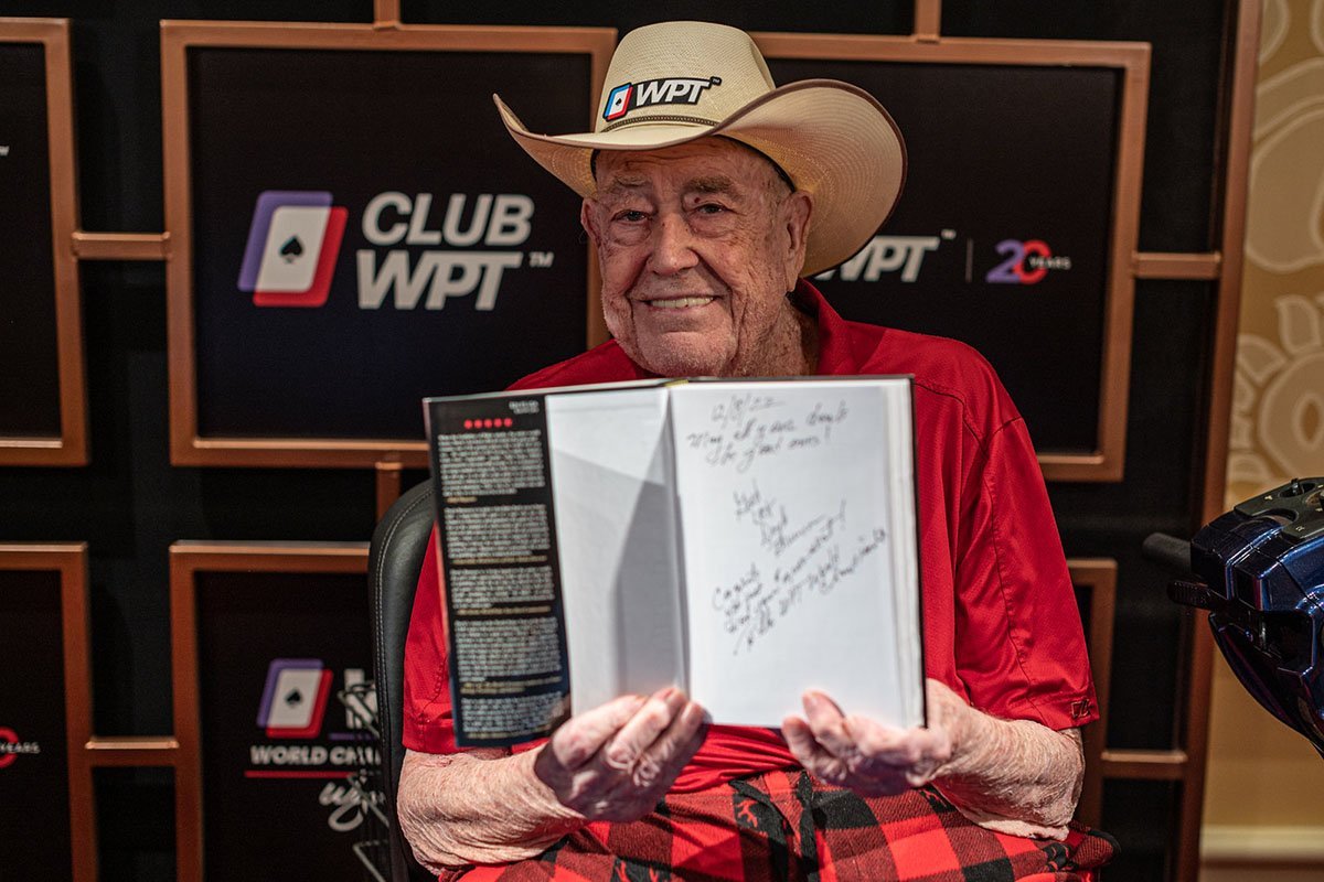Doyle Brunson cũng là một tác giả xuất sắc Huyền thoại Poker thế giới Doyle Brunson qua đời ở tuổi 89