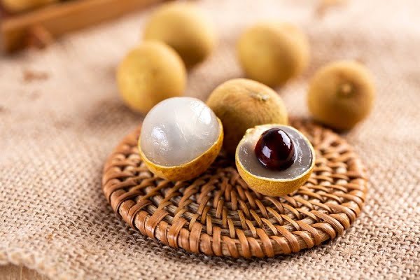 Nằm mơ thấy nhãn, ăn nhãn, trèo cây nhãn có ý nghĩa gì?