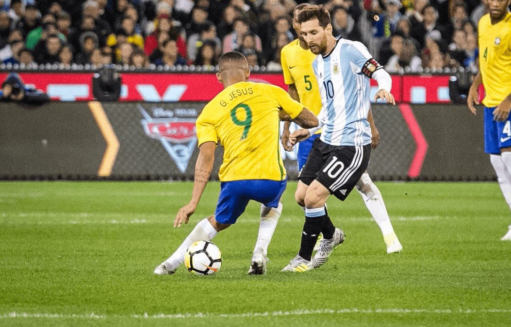 Học kỹ thuật xỏ kim trong bóng đá chuyên nghiệp