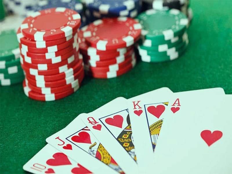 Tìm hiểu chia bài 4 người khi chơi đánh bài câu cá là bao nhiêu? Luật chơi chi tiết là gì - B52club