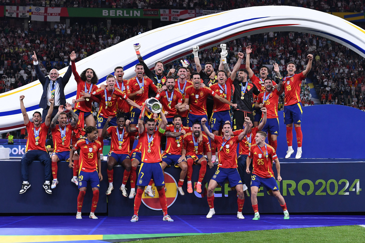 Cầu thủ Tây Ban Nha nâng cao Cúp vô địch Euro 2024 - Báo Điện Tử Quảng Ninh