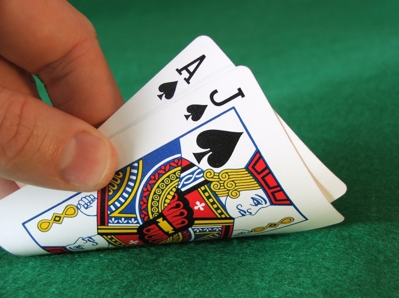 Phân Biệt Xì Tố Và Poker: Sự Khác Biệt Cơ Bản Mà Bạn Cần Biết 1 Phân Biệt Xì Tố và Poker: Điểm Giống Và Khác Nhau Cơ Bản